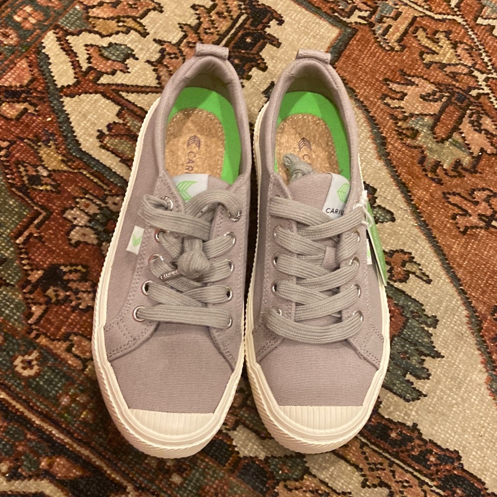 Cariuma Light Gray Canvas Sneakers with Green Insole